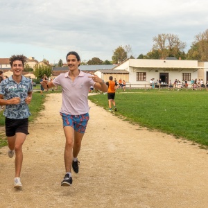 2 élèves de 1re option EPS qui terminent la journée avec les coureurs de la dernière course