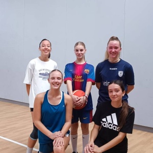 Equipe lycée filles de basket : devant Ela et Clara, derrière Maëlys, Kenza et Alexiane
