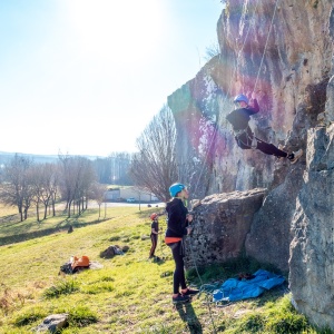 Léonie assure la descente d'Ylan après son essai dans Chapelle 5b