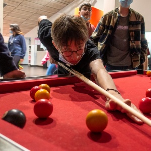 Activités de loisirs en soirée : jeux de boules de billard et balles de baby'