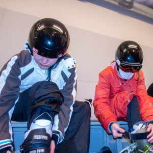 Lundi midi : première tentative pour enfiler et serrer « en vrai » les chaussures de ski