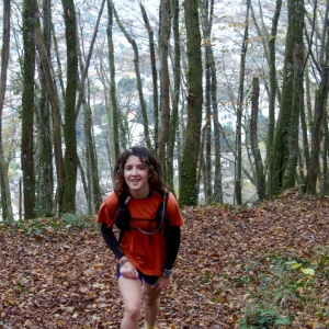 Coline (la ville de Périguex en arrière-plan, à travers les arbres, 120m plus bas, donne une idée de la pente dans la forêt)
