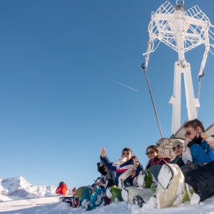 En haut « d'Arpette », pique-nique du dernier jour sous le regard de la statue « A la recherche de Paradiski »