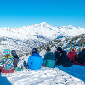 En haut « d'Arpette », pique-nique du dernier jour, avec une vue depuis la Pierre Menta jusqu'au Mont-Blanc
