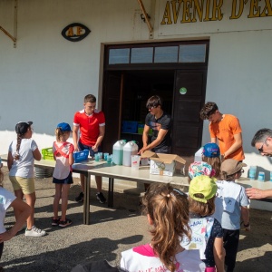Le goûter, offert par le collège, préparé en cuisine, transporté par les agents de service, servi par les élèves de 1re option EPS