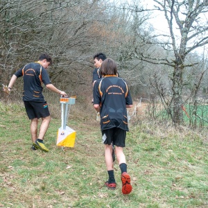 La balise de regroupement : dernière étape avant les 500m de trail pentu jusqu'à l'arrivée