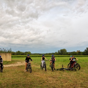Journée d'intégration des 6e. VTT aux Roches Enchantées. Le château n'est jamais loin des yeux…