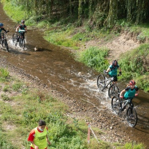 Parmi les épreuves : un hectomètre « d'aqua-pousse-ton-vélo », suivi un peu plus loin d'une traversée de l'Isle à gué qui a éprouvé les mollets après 2 à 3h de course