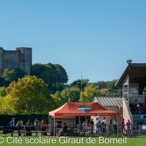 L'arrivée du cross sur le stade municipal, sous la protection du château