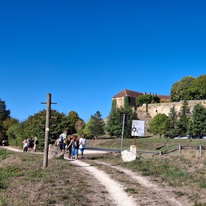 En seconde : randonnée solidaire animée par Ça Roule Pour Toi, toujours sous le regard du château