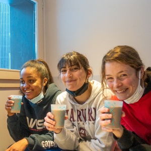 Chocolat chaud et gâteau maison servis chaque après-midi au retour des pistes