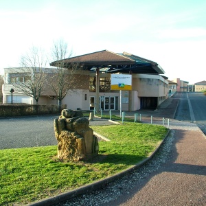 Vue sur l'entrée de la Cité Scolaire Giraut de Borneil