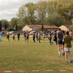 Deux élèves de l'option EPS de 1re ont été à la manœuvre pour échauffler les groupes. D'autres ont officié au secrétariat de course ou en surveillance sur le parcours.
