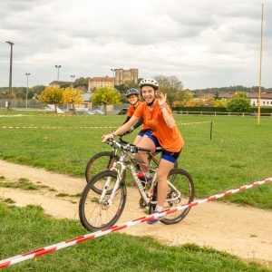 D'autres élèves de 1re option EPS ferment les courses. Les « vélos-balais » permettent de s'assurer qu'aucun coureur ne reste en difficulté sur le parcours. Ici Coline & Clémence, vice-championnes départementales de raid, hier à Tocane (avec Quentin, sur son vélo en maillot bleu)